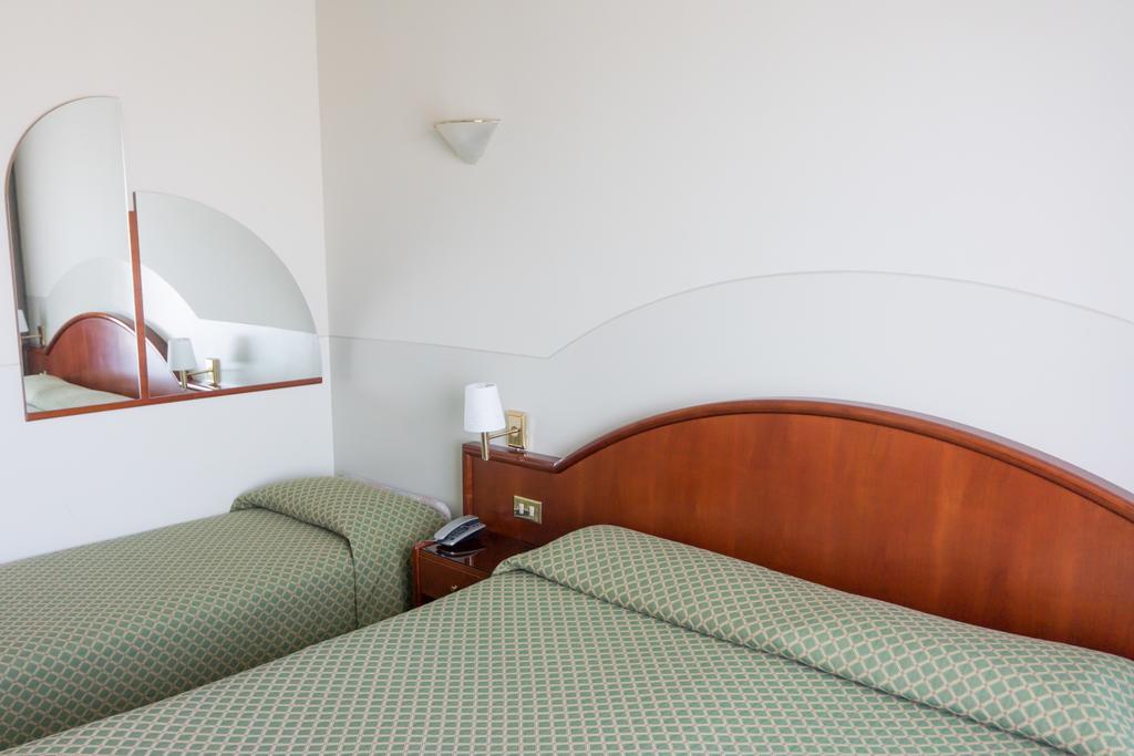Hotel Porto Azzurro Sirmione Bilik gambar